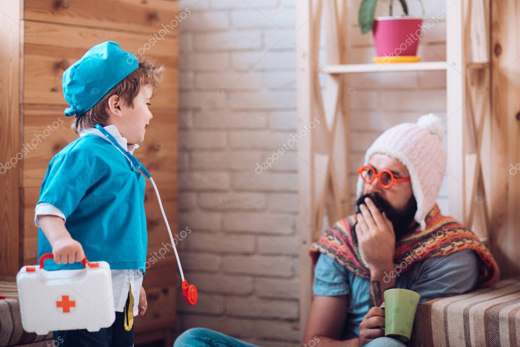 Kita-Team trainiert an Übungsstationen