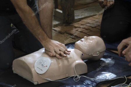 Praxisteam übt Reanimation mit AED in Behandlungsraum