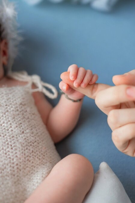 Eltern üben Reanimation am Baby-Dummy