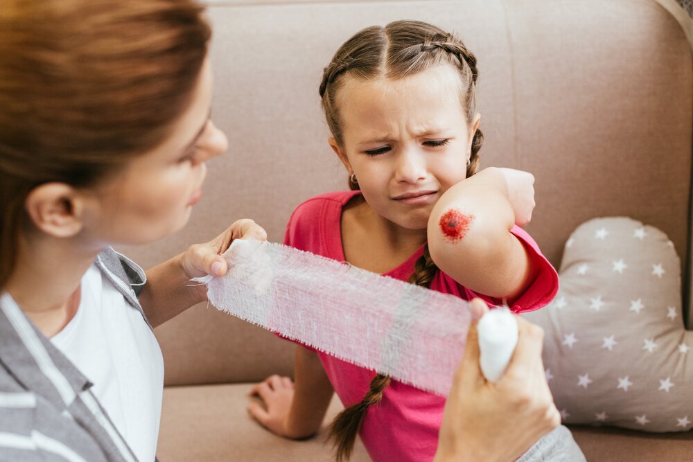 Eltern üben Erste Hilfe am Baby