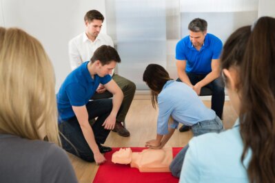 Erste-Hilfe-Training in Sporthalle