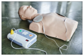 Erste-Hilfe-Training mit Übungspuppe und AED