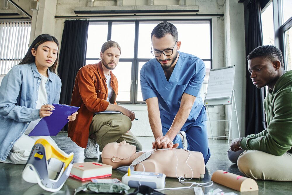 Praxisteam übt Reanimation mit AED